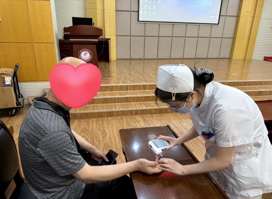 潜江市中医院开展“吃动不纠结，轻松稳血糖” 主题糖友科普活动